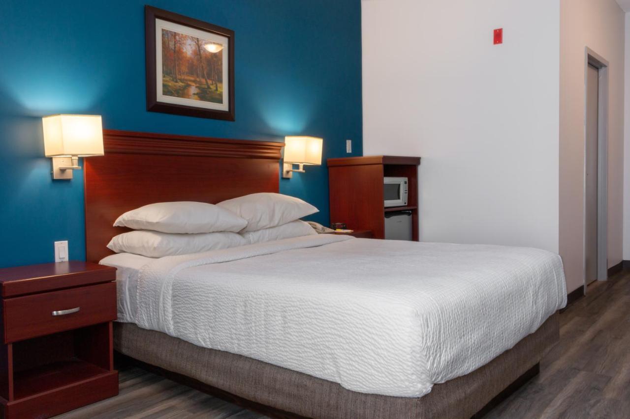 Premier Inn & Suites - Downtown Hamilton Bagian luar foto