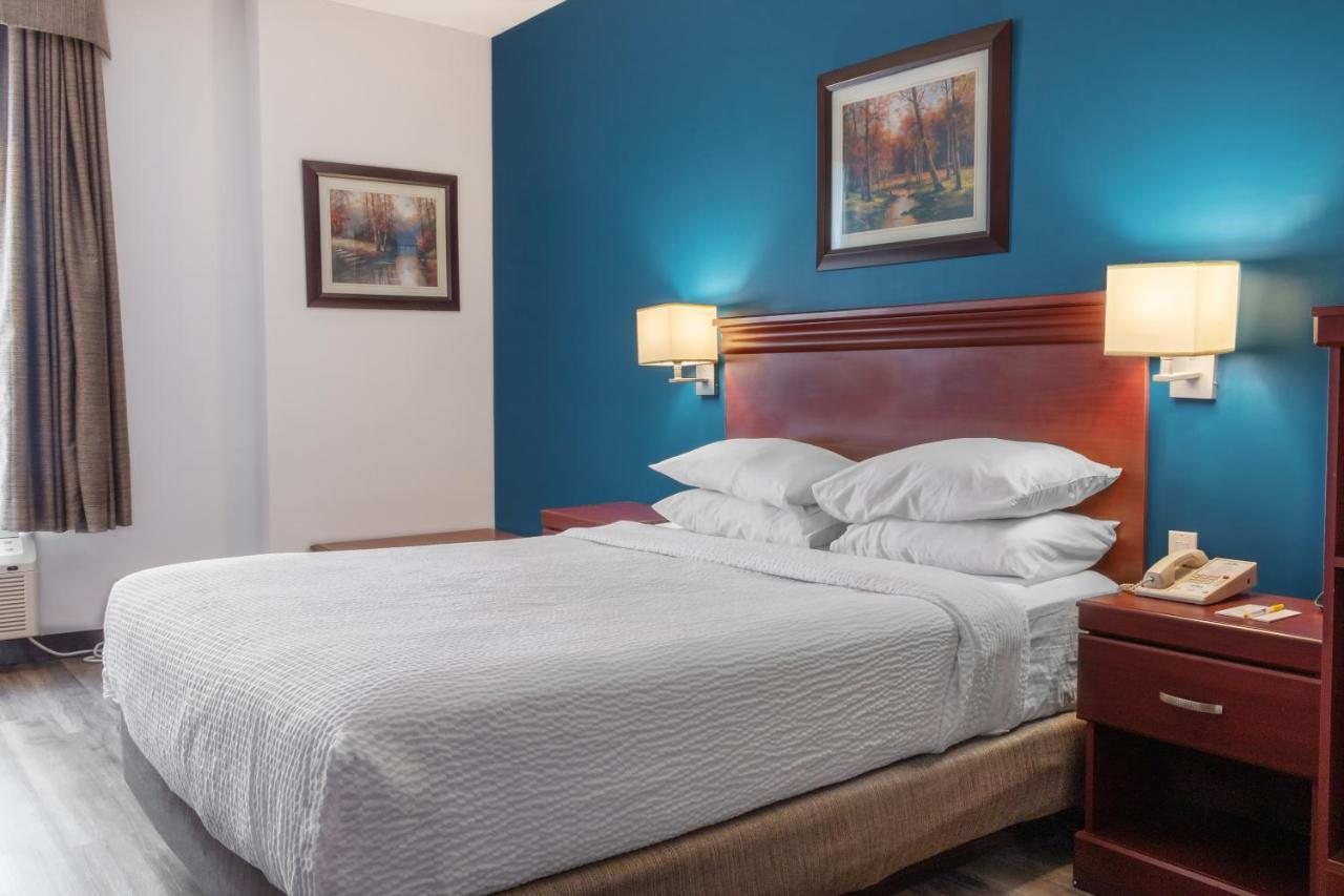 Premier Inn & Suites - Downtown Hamilton Bagian luar foto