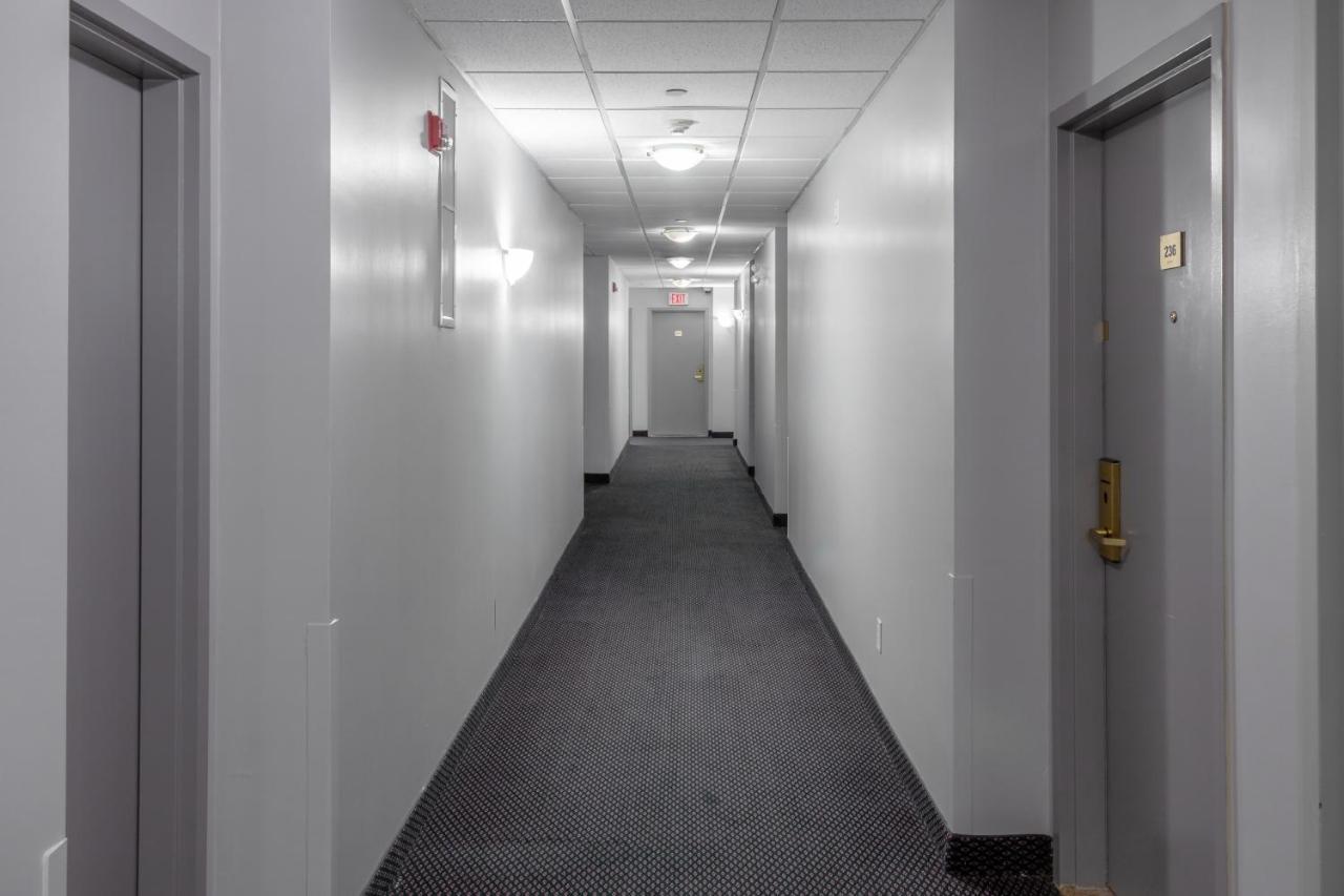 Premier Inn & Suites - Downtown Hamilton Bagian luar foto