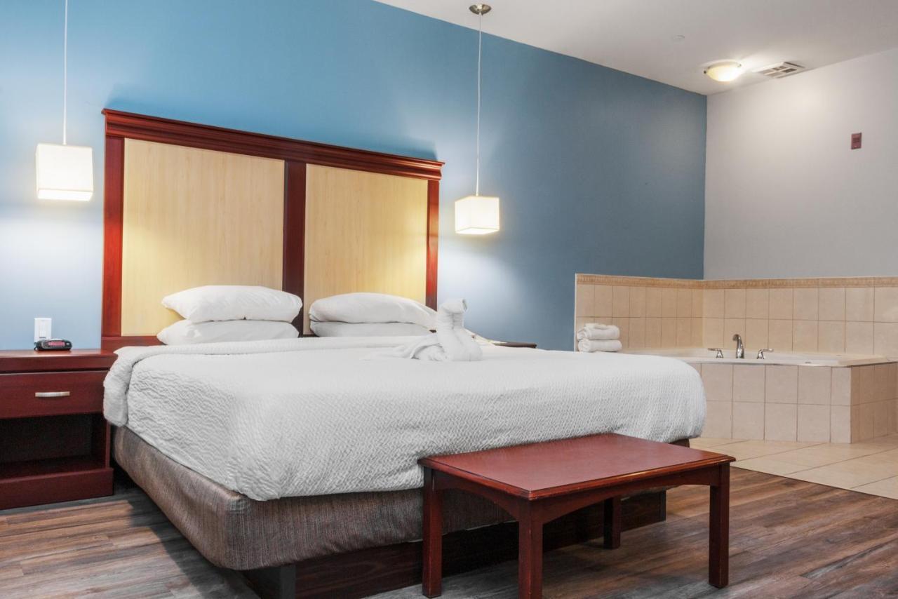 Premier Inn & Suites - Downtown Hamilton Bagian luar foto
