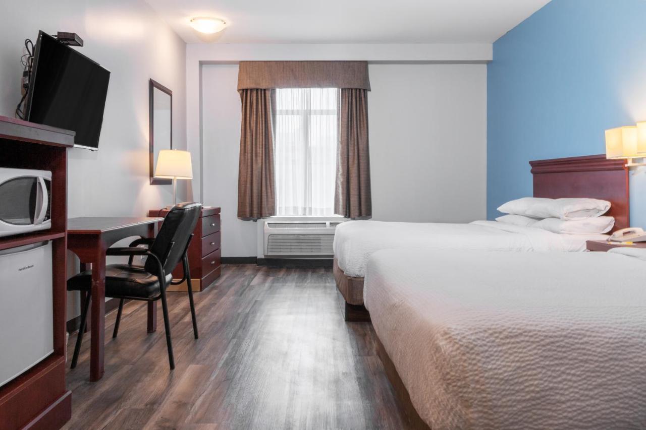 Premier Inn & Suites - Downtown Hamilton Bagian luar foto